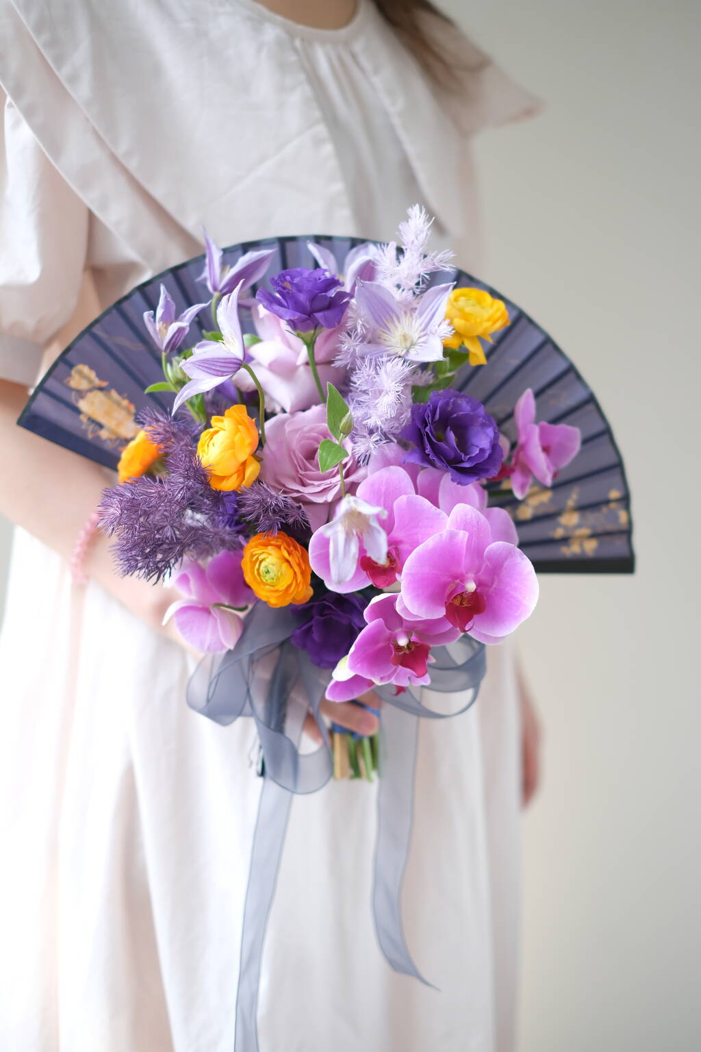 Custom floral fan bouquet for weddings featuring an elegant decorative fan and romantic floral design